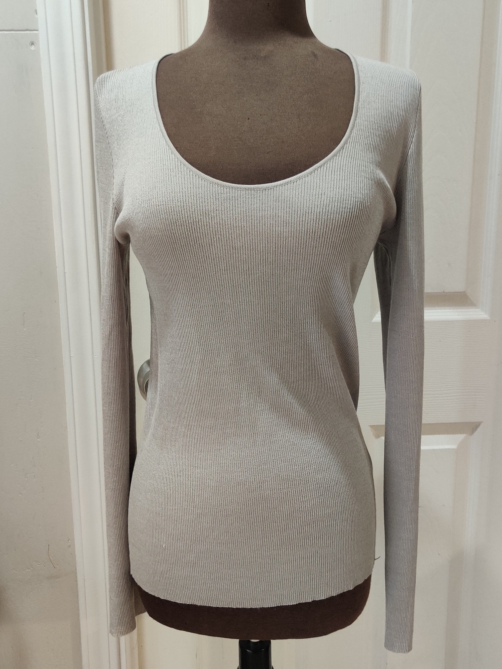St. John Light Gray Ribbed Scoop Neck Long Sleeve Top M